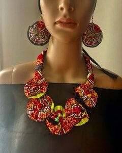 Collier en tissu africain wax assorti à ses boucles d oreilles