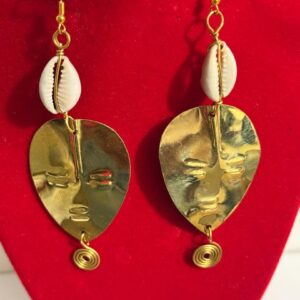 Boucles d'oreilles africaines en bronze avec une touche de coquillage ou cauri