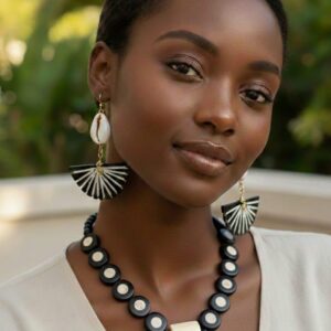 Collier bicolore africain fait main en bois d'ébène et en os bovin