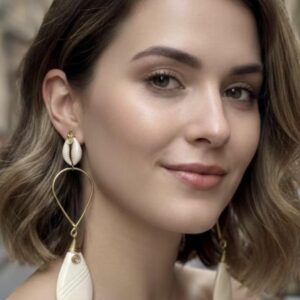 Boucles d'oreilles africaines fabriquées avec de l'os bovin et une touche de cauri