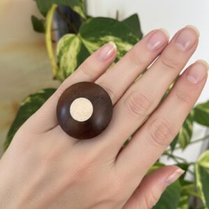 élégante bangue en bois avec une touche d'os sculpté en blanc