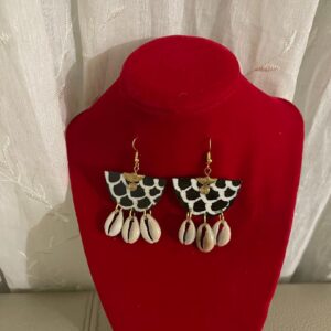 Boucles d'oreilles africaines avec une touche de  3 cauris ou coquillage