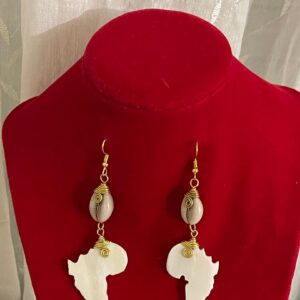 Chics boucles d'oreilles africaines fait avec  l'os bovin avec une touche de cauri